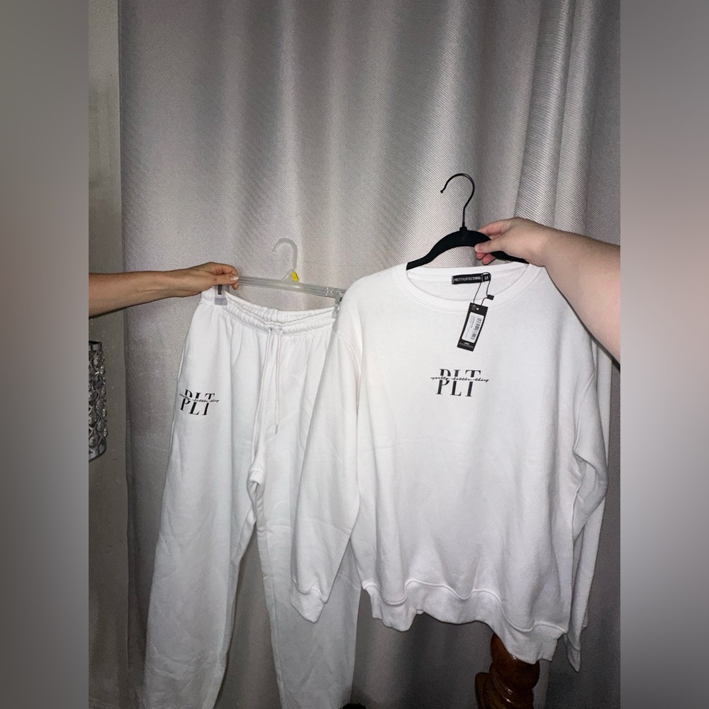 BRAND NEW PLT SET IN A WHITE COLOR.😍🤍